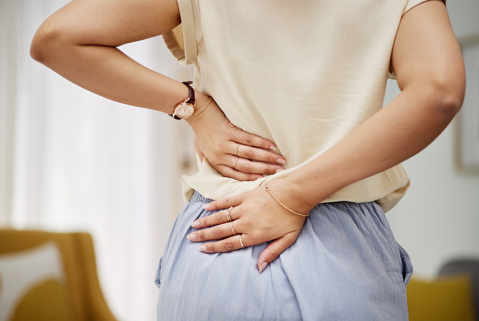 młoda-kobieta-cierpiąca-na-osteoporozę